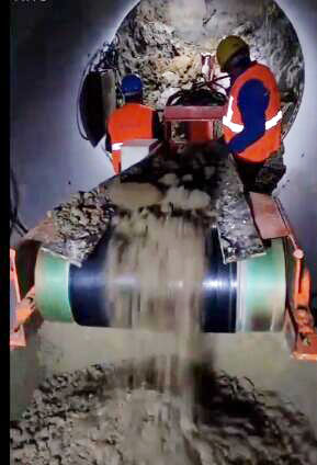 頂管扒渣機(jī)出渣工作圖.jpg 頂管扒渣機(jī)出渣工作圖.jpg